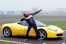 Usain Bolt hat Respekt vor den Maschinen aus Maranello. Foto: Puma/Auto-Reporter.NET